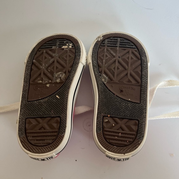 Toddler size 4 converse all star chuck Taylor, high tops - Picture 5 of 5
